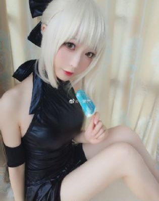 扒开张萍丰满肥白的屁股